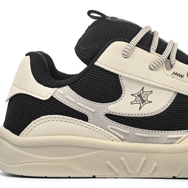 Vista lateral do tênis casual Nesk Urbano masculino off white com detalhes em preto e fechamento por cadarço.